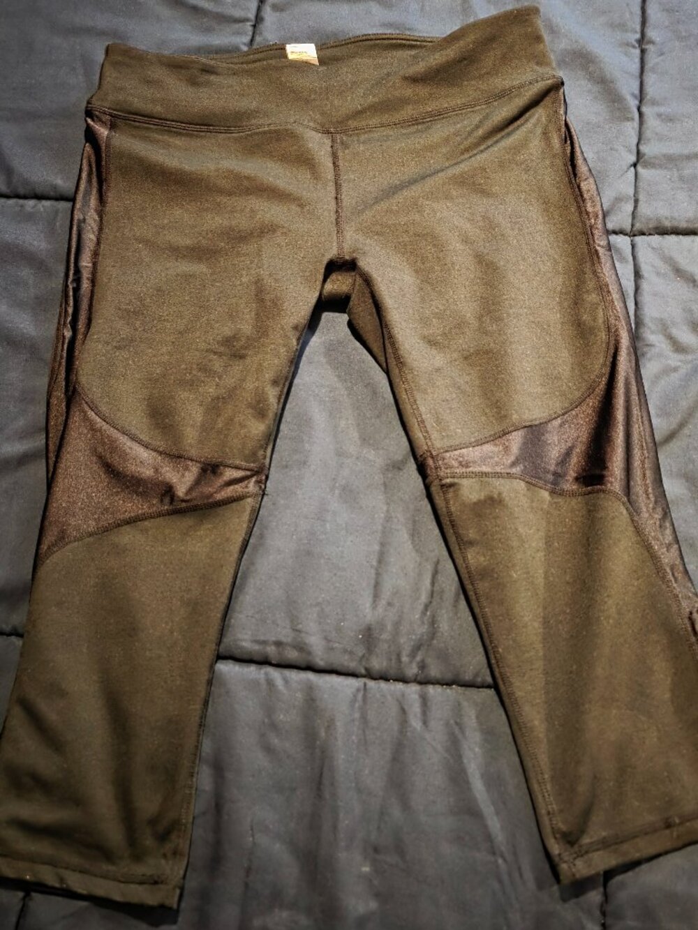 Fabletics mid rise Capris Sz Large